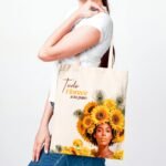 Bolsa de lienzo de Oshún «Todo florece a tu paso» de Ashekuba con modelo