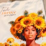 Bolsa de lienzo de Oshún con diseño de girasoles y plumas de pavo real