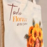 Detalle de la frase «Todo florece a tu paso» en la bolsa de lienzo de Oshún