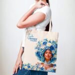 Bolsa de lienzo de Yemayá «Todo florece a tu paso» de Ashekuba con modelo
