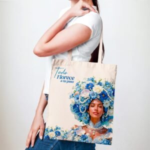 Bolsa de lienzo de Yemayá «Todo florece a tu paso» de Ashekuba con modelo