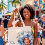 Mujer en Miami con la bolsa de lienzo de Yemayá de Ashekuba