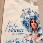 Bolsa de lienzo de Yemayá «Todo florece a tu paso», vista con asas