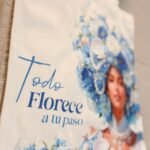 Detalle de la frase «Todo florece a tu paso» en la bolsa de lienzo de Yemayá