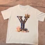 Camiseta blanca de Yemayá con la Y coronada de Ashekuba