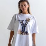 Modelo con la camiseta de Yemayá Y coronada de Ashekuba