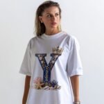Modelo con la camiseta blanca de Yemayá de Ashekuba