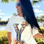 Mujer en Miami con la camiseta de Yemayá Y coronada