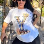 Mujer con la camiseta de Yemayá Y coronada de Ashekuba