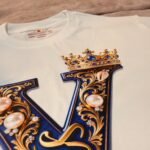 Detalle de la corona dorada del diseño Y de Yemayá