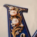 Detalle de las perlas y filigrana dorada de la Y de Yemayá