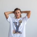 Modelo con la camiseta Y coronada de Yemayá