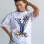 Modelo con la camiseta de Yemayá Y coronada, jeans claros