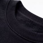 Detalle del cuello acanalado de la sudadera negra