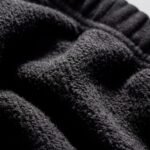Detalle del ruedo de la sudadera negra