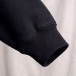 Detalle del puño acanalado de la sudadera negra