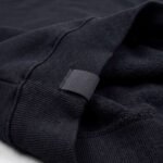 Detalle de la tela suave por dentro de la sudadera negra