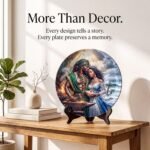 Detalles del plato decorativo de Ogún y Yemayá: cerámica de alto brillo, colores de borde a borde e incluye atril