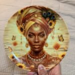 Foto real del plato decorativo de Oshún – Girasoles y miel