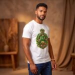 Camiseta de Ifá color blanco, emblema IFÁ con corona, elefante dorado, cauris y collares verde y amarillo