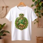 Camiseta de Ifá color blanco, emblema IFÁ con corona, elefante dorado, cauris y collares verde y amarillo