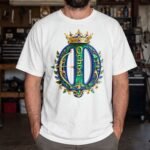 Camiseta de Ochosi color blanco, emblema con corona, arco y flecha en azul, verde y dorado