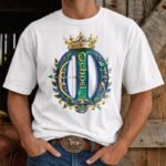 Camiseta de Ochosi color blanco, emblema con corona, arco y flecha en azul, verde y dorado