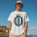 Camiseta de Ochosi color blanco, emblema con corona, arco y flecha en azul, verde y dorado