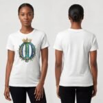 Camiseta de Ochosi color blanco, emblema con corona, arco y flecha en azul, verde y dorado