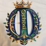 Foto real de la camiseta de Ochosi blanca con el emblema estampado