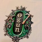Camiseta de Ogún color blanco, diseño Ogún – Ashekuba