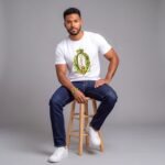 Camiseta de Orula color blanco, diseño Orula con corona, collares verde y amarillo y elefante dorado