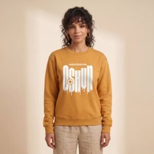 Modelo con la sudadera de Oshún amarilla, diseño Máaférefún Oshún – Ashekuba