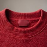 Detalle del cuello acanalado de la sudadera de Shangó roja