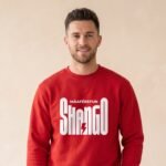 Modelo con la sudadera de Shangó roja, diseño Máaférefún Shangó – Ashekuba