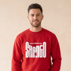 Modelo con la sudadera de Shangó roja, diseño Máaférefún Shangó – Ashekuba