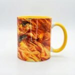 Taza de Oshún envuelta en flores naranjas y doradas, asa e interior amarillo