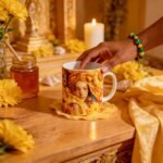 Taza de Oshún con girasoles dorados y su nombre en el asa