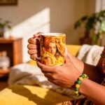 Taza de Oshún con girasoles dorados y su nombre en el asa