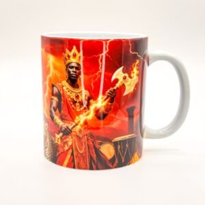 Taza de cerámica de 11 oz de Shangó coronado con su hacha entre el fuego y los rayos