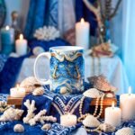 Taza de Yemayá con olas en relieve, anclas y caracoles en azul y dorado