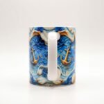 Taza de Yemayá con olas en relieve, anclas y caracoles en azul y dorado