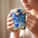 Taza de Yemayá con olas en relieve, anclas y caracoles en azul y dorado