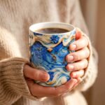 Taza de Yemayá con olas en relieve, anclas y caracoles en azul y dorado