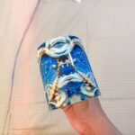 Taza de Yemayá con olas en relieve, anclas y caracoles en azul y dorado