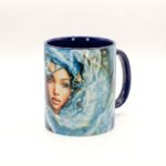 Taza de cerámica de 11 oz de Yemayá con su rostro entre las olas, asa e interior azul