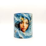 Taza de Yemayá con su rostro entre las olas, asa e interior azul