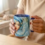 Taza de Yemayá con su rostro entre las olas, asa e interior azul