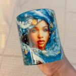 Taza de Yemayá con su rostro entre las olas, asa e interior azul