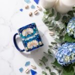Taza de Yemayá – Vitral marino vista desde arriba con conchas y eucalipto